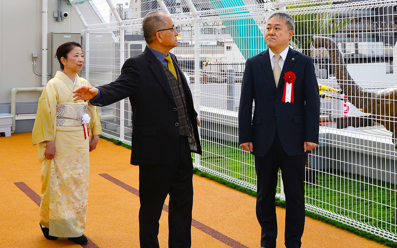 門真市長 宮本様に園施設のご案内の様子
